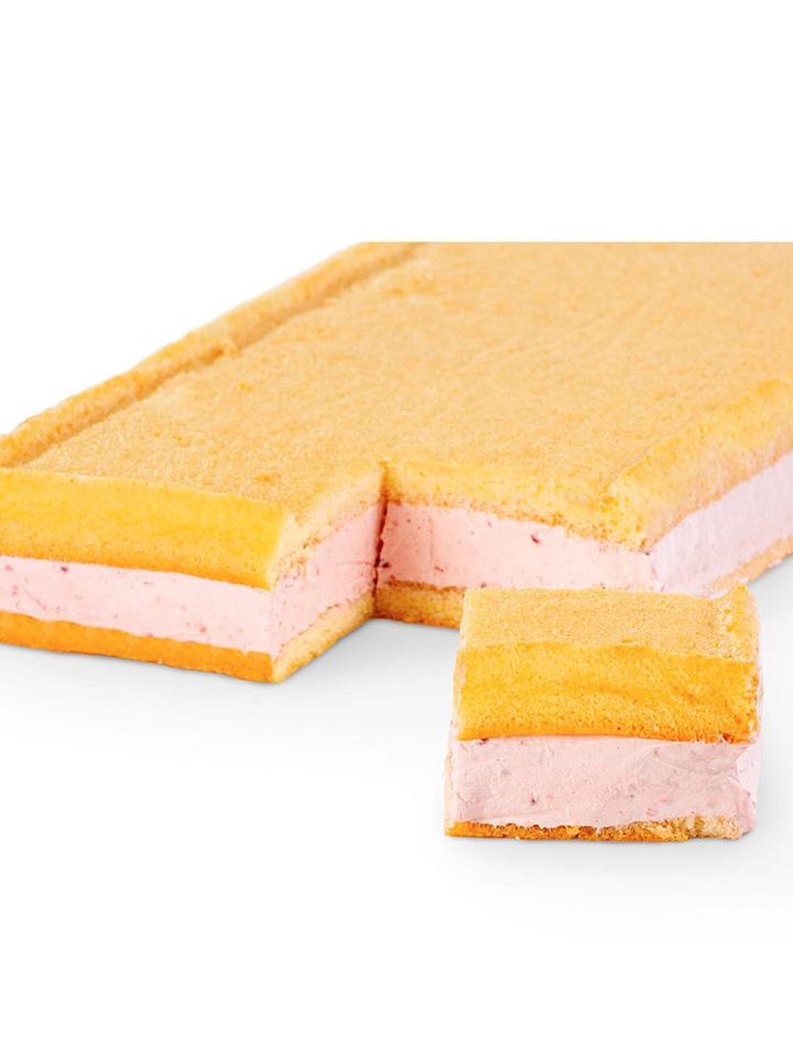 Esitäytetty Mansikkamoussekakku