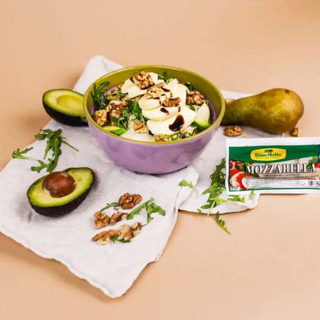 Mozzarellasalaatti päärynällä, couscoussilla ja pähkinöillä