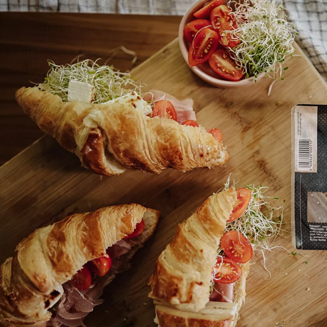 Täytetyt croissantit leipäjuustolla