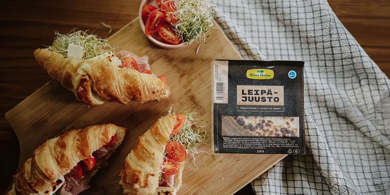 Täytetyt croissantit leipäjuustolla